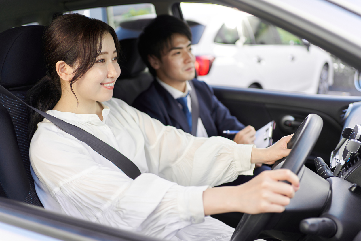 車内のナビゲーション画面とダッシュボード