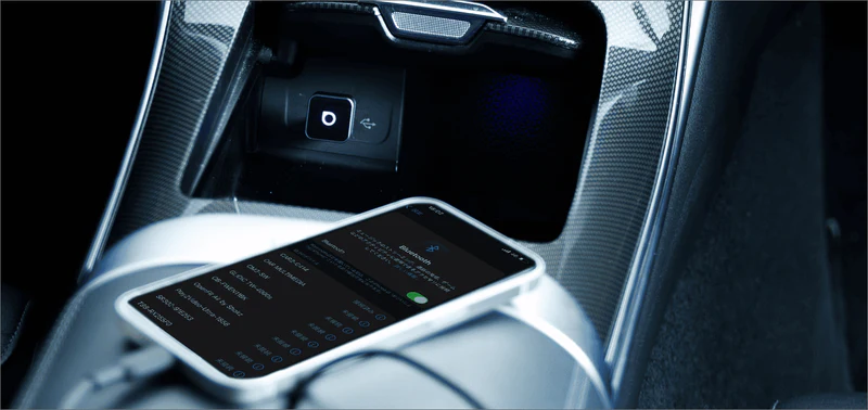 車両USBとスマートフォンを確認する車内イメージ