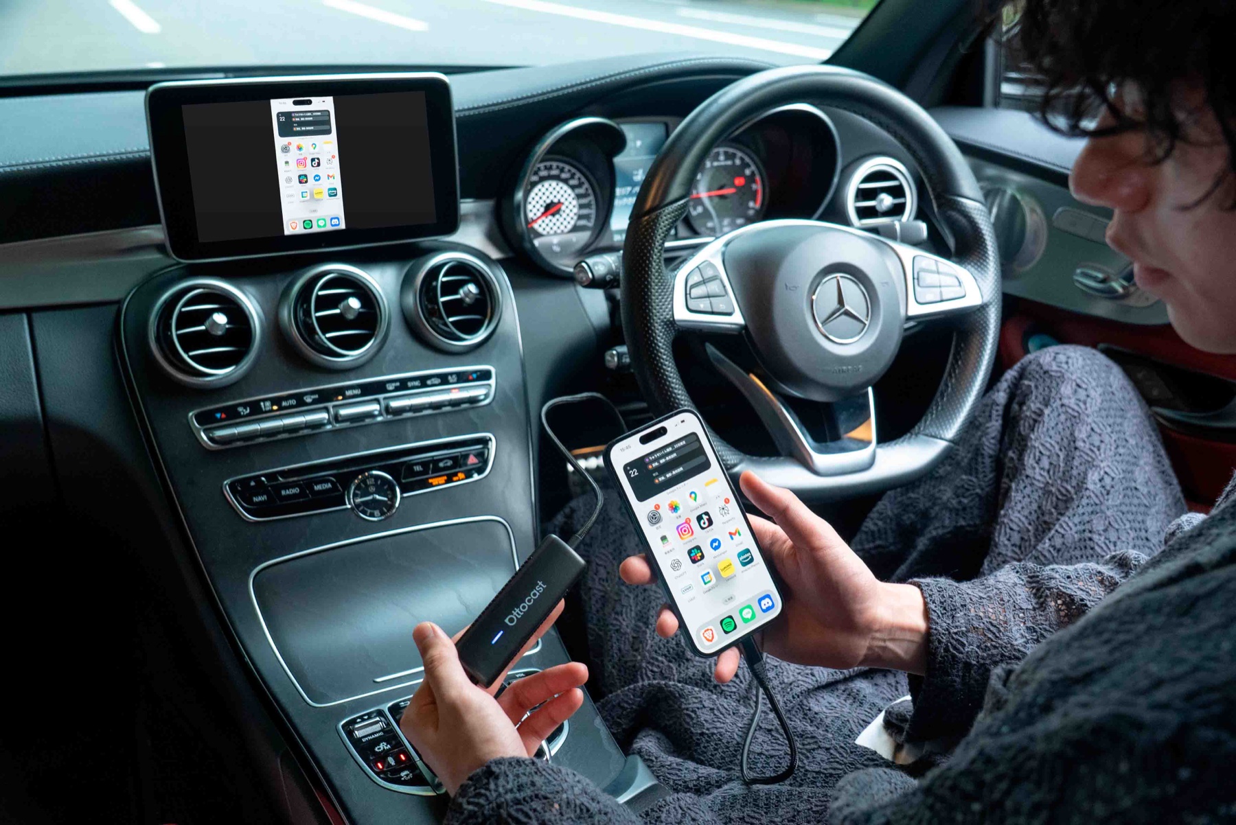 Mirror Touchでスマートフォン画面を車載画面に表示する車内利用イメージ