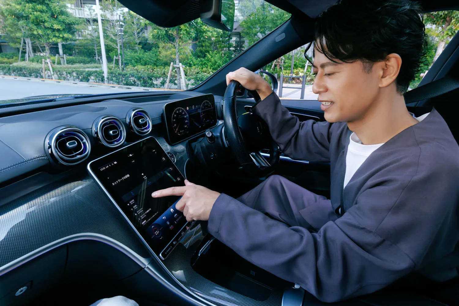 Play2Video Ultraで車内画面を操作するイメージ