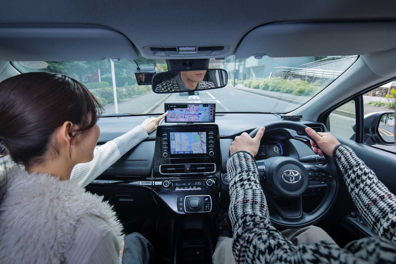 車内でOttocast製品を撮影するイメージ