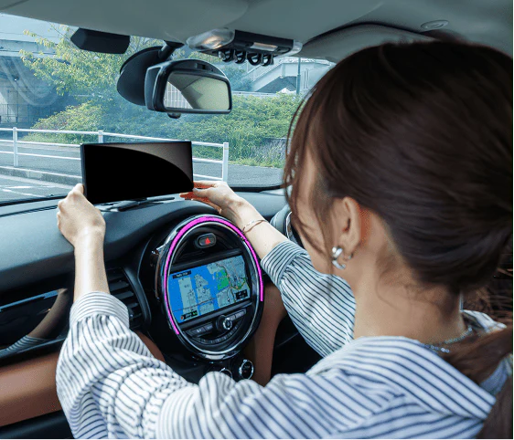 Screen Flowを車内に設置するイメージ