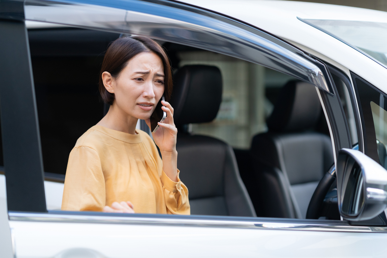 車内でサポートへ相談するイメージ